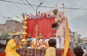 सिद्ध बाबा धाम की भव्य शोभायात्रा में उमड़ा आस्था का सैलाब, श्रद्धालुओं ने पुष्पवर्षा कर किया स्वागत