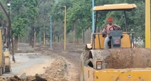 चिरमिरी–चैनपुर नवनिर्मित मार्ग पर सड़क के बीच खड़े स्ट्रीट लाइट पोल और ट्रांसफार्मर, दुर्घटना का बढ़ा खतरा