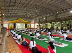 विश्व योग दिवस पर बचेली एनएमडीसी क्लब प्रांगण में सामूहिक योगाभ्यास कार्यक्रम में कर्मचारी एवं महिलाओं ने भाग लिया