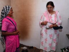 कलेक्टर रोक्तिमा यादव ने बुजुर्ग जुकमन बाई के हाथों से बना करेला की सब्जी का लिया स्वाद