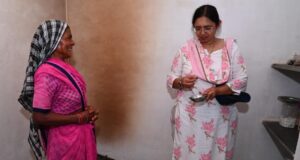 कलेक्टर रोक्तिमा यादव ने बुजुर्ग जुकमन बाई के हाथों से बना करेला की सब्जी का लिया स्वाद