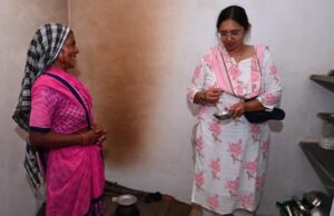 कलेक्टर रोक्तिमा यादव ने बुजुर्ग जुकमन बाई के हाथों से बना करेला की सब्जी का लिया स्वाद