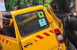 मुंबई में दर्दनाक हादसा से मची अफरा-तफरी ,स्कूल बस पर पेड़ गिरने से एक छात्र की मौत; 4 बच्चे घायल..