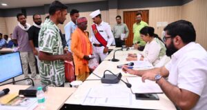 साप्ताहिक जनदर्शन में कलेक्टर ने सुनीं आमजन की समस्याएं, रोक्तिमा यादव ने एक-एक आवेदक से की चर्चा, संतोषजनक समाधान का दिलाया भरोसा