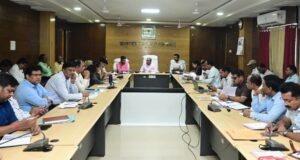 कलेक्टर ने समय-सीमा की बैठक में सभी प्रकार के लंबित प्रकरणों को त्वरित निराकरण करने के दिए निर्देश