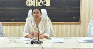 कलेक्टर का सख्त निर्देश: लंबित राजस्व प्रकरणों का करें त्वरित निराकरण, हेल्पलाइन शिकायतों में न हो लापरवाही