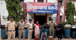 घर के अंदर बना रखी थी शराब बनाने की भट्टी: पुलिस ने छापा मारकर किया भंडाफोड़, महिला गिरफ्तार