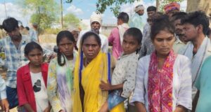 प्लांट के बाहर साढ़े 3 घन्टे तक शव रख किया विरोध प्रदर्शन, हुआ समझौता