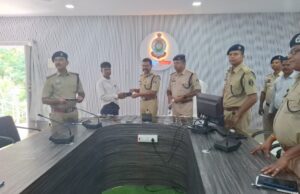 जशपुर पुलिस का मेगा रिकवरी ऑपरेशन! 51 गुम मोबाइल बरामद, 7.5 लाख की संपत्ति लौटाकर जीता लोगों का दिल