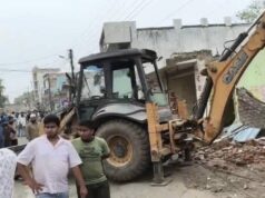 अतिक्रमण हटाने के दौरान हुआ हादसा, मलबा में दबा व्यक्ति, आक्रोशित लोगो ने जेसीबी पर किया पथराव