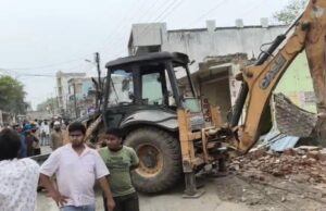 अतिक्रमण हटाने के दौरान हुआ हादसा, मलबा में दबा व्यक्ति, आक्रोशित लोगो ने जेसीबी पर किया पथराव