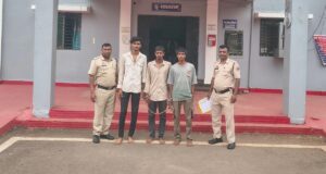रास्ता पूछने के बहाने चाकू की नोक पर लूट, तीन आरोपी गिरफ्तार, चाकू और बाइक जब्त