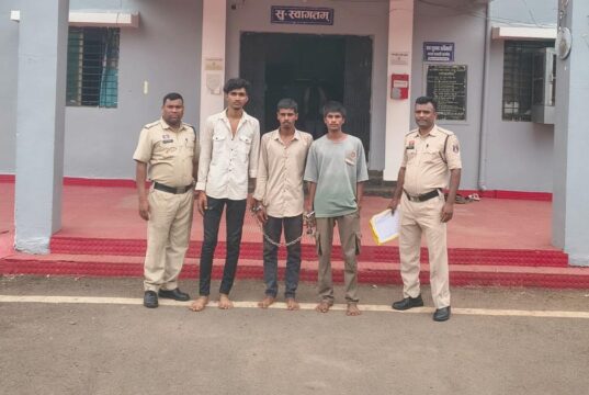 रास्ता पूछने के बहाने चाकू की नोक पर लूट, तीन आरोपी गिरफ्तार, चाकू और बाइक जब्त