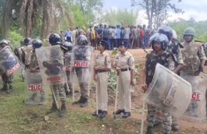 धर्मांतरित परिवारों को गांव छोड़ने का फरमान, ग्रामीणों ने घर से बाहर निकाला सामान, भारी पुलिस बल मौजूद