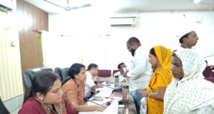 समय-सीमा बैठक के दौरान जनदर्शन में पहुंचे नागरिकों से कलेक्टर ने की सीधी बातचीत, जिला पंचायत सीईओ एवं अपर कलेक्टर ने भी सुनीं समस्याएं और दिए आवश्यक निर्देश