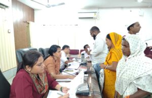 समय-सीमा बैठक के दौरान जनदर्शन में पहुंचे नागरिकों से कलेक्टर ने की सीधी बातचीत, जिला पंचायत सीईओ एवं अपर कलेक्टर ने भी सुनीं समस्याएं और दिए आवश्यक निर्देश