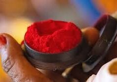 क्या किसी दूसरे का सिंदूर लगाना अशुभ होता है? जानें क्या कहते हैं शास्त्र