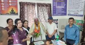 सेवानिवृत्त होने पर विभाग ने दी विदाई