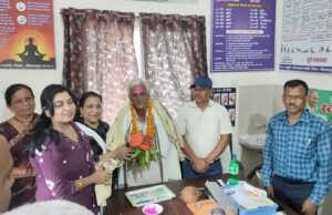सेवानिवृत्त होने पर विभाग ने दी विदाई