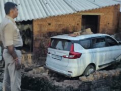 तेज रफ्तार कार अनियंत्रित होकर मकान में घुसी, खाली था मकान, तीन लोग घायल