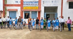 सरस्वती साइकिल योजना से बेटियों को मिली नई रफ्तार, शासकीय उच्चतर माध्यमिक विद्यालय पसौरी में छात्राओं को वितरित की गईं निःशुल्क साइकिले