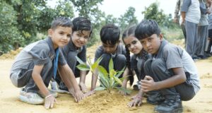 नन्हे हाथों ने रोपे पौधे: केजी-2 के बच्चों ने मिलकर मनाया ‘वन महोत्सव’…