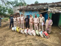 शराब माफियाओं में मचा हड़कंप! पुलिस ने 50 बोरी लहान किया तबाह, महुआ शराब के साथ युवक दबोचा