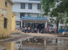 सक्ती जिला अस्पताल खुद बीमार: चारों ओर गंदगी का अंबार, जलभराव के बीच से गुजरने को मजबूर मरीज और परिजन
