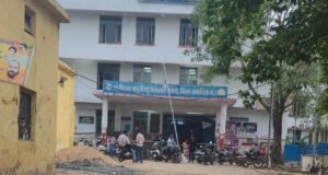 सक्ती जिला अस्पताल खुद बीमार: चारों ओर गंदगी का अंबार, जलभराव के बीच से गुजरने को मजबूर मरीज और परिजन