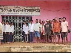 एक दिन बारिश हुआ तो लटक गया रिसगाव हाईस्कूल ताला एक भी शिक्षक नही आये छात्र वापस लौटे …