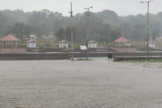 पवित्र नगरी में दो दिनों से रुक रुककर झमाझम बारिश का दौर जारी, पर्यटकों की हुई कमी