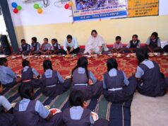 न्योता भोज में बच्चों संग बैठीं कलेक्टर….