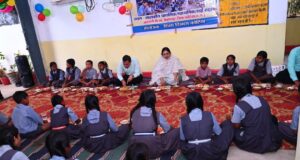 न्योता भोज में बच्चों संग बैठीं कलेक्टर….