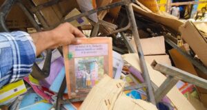 प्राथमिक शाला लालूटोला में मनमानी! कबाड़ी की गाड़ी बुलवाकर बेच दीं पुरानी सरकारी पुस्तकें