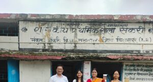 अधिवक्ता की अनूठी पहल, बेटी के जन्मदिन पर स्कूल में बच्चों को कॉपी, पुस्तक और पेन का वितरण