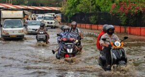 उत्तर प्रदेश में भारी बारिश के कारण UP प्रशासन का फैसला, प्रदेश के कई जिलों में स्कूल-कॉलेज बंद…
