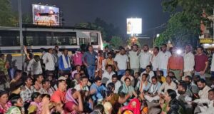 नकटी विवाद में बढ़ा तनाव, देर रात तक कलेक्ट्रेट के बाहर डटे रहे विस्थापित, पुनर्वास के खिलाफ जोरदार प्रदर्शन