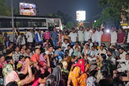 नकटी विवाद में बढ़ा तनाव, देर रात तक कलेक्ट्रेट के बाहर डटे रहे विस्थापित, पुनर्वास के खिलाफ जोरदार प्रदर्शन