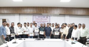 कलेक्टर ने उत्कृष्ट कार्य करने वाले समिति पदाधिकारियों एवं कर्मचारियों को किया सम्मानित