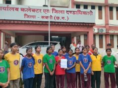 एकलव्य स्कूल की छात्राओं का फूटा गुस्सा! पानी-बिजली, भोजन और शिक्षकों की कमी पर कलेक्टर से लगाई गुहार