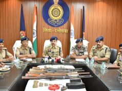 आत्मसमर्पित माओवादियों की निशानदेही पर थाना बारसूर क्षेत्र के तोड़मा गांव के जंगल पहाड़ से हथियारों, विस्फोटकों, नकद और सोने का डंप बरामद