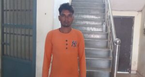 देर रात को फरसा लहराकर लोगों में फैला रहा था दहशत, पुलिस ने त्वरित कार्रवाई कर युवक को किया गिरफ्तार…