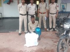 बिना नंबर प्लेट बाइक से हो रही थी गांजा तस्करी, पुलिस ने 8 किलो से ज्यादा गांजा किया जब्त