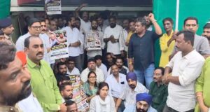 राजीव भवन घेराव विवाद में FIR के विरोध में थाने पहुंची कांग्रेस, दीपक बैज की मौजूदगी में धरना प्रदर्शन