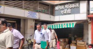 धमतरी में EOW का बड़ा छापा! अनिल मेडिकल में तड़के पहुंची टीम, घंटों चली जांच; दस्तावेज जब्त