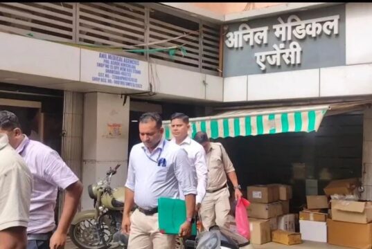 धमतरी में EOW का बड़ा छापा! अनिल मेडिकल में तड़के पहुंची टीम, घंटों चली जांच; दस्तावेज जब्त