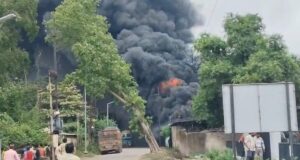 कार्बन फैक्ट्री में आगजनी, बायलर फटने के बाद जान बचाकर भागे मजदूर, आग बुझाने में जुटे दमकल कर्मी