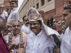 धर्मेंद्र प्रधान इस्तीफा देने के बाद पहली बार संसद पहुंचे, NDA के सांसदों ने किया जोरदार स्वागत, पहनाया पाग