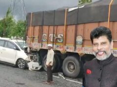 बागेश्वर धाम से लौटते समय बड़ा हादसा! BJP प्रदेश अध्यक्ष किरण देव की कार ट्रक में घुसी, झांसी मेडिकल कॉलेज में भर्ती
