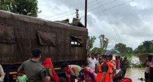 आरंग के निसदा गांव में बाढ़ का कहर, चारों ओर पानी में फंसा परिवार; SDRF ने किया रेस्क्यू
